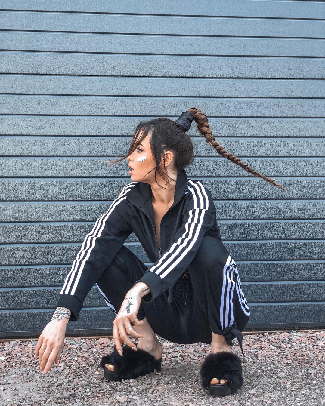 На корточках и в тапках: Надя Дорофеева поразила дерзким спортивным образом