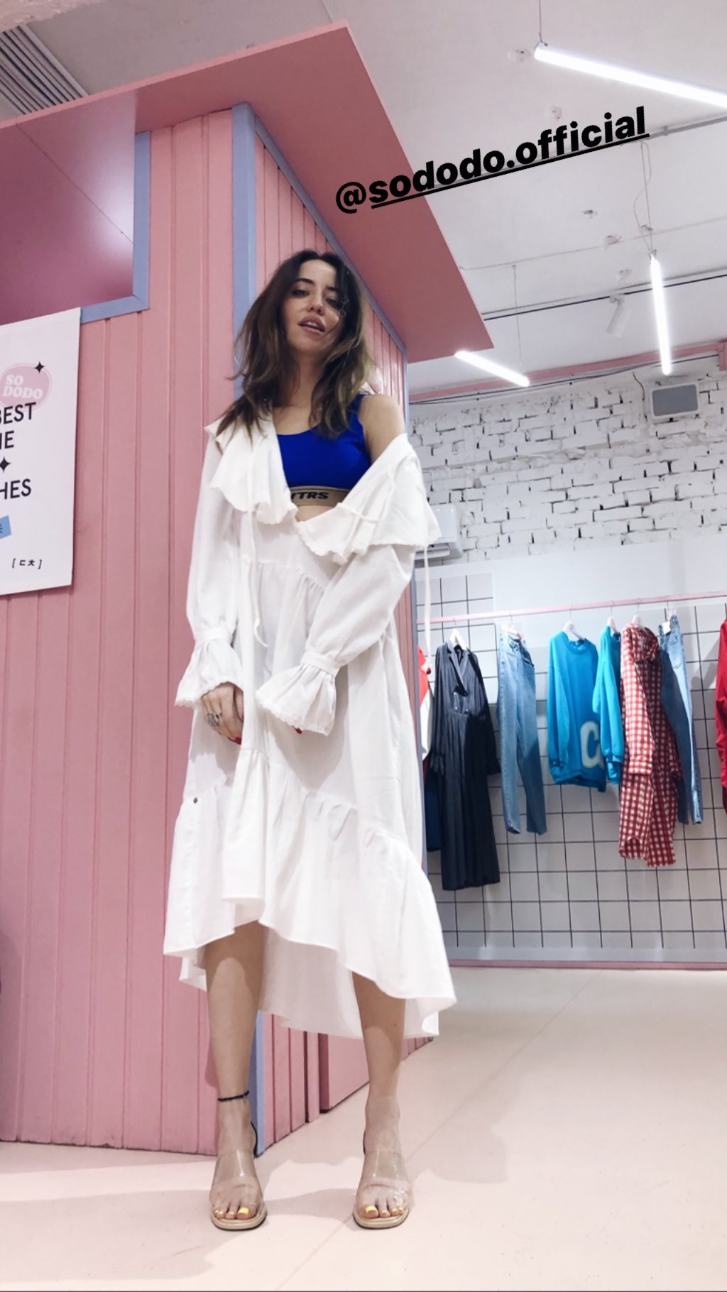 В платье и штанах-юбке: Надя Дорофеева показала топ-4 стильных образа на лето