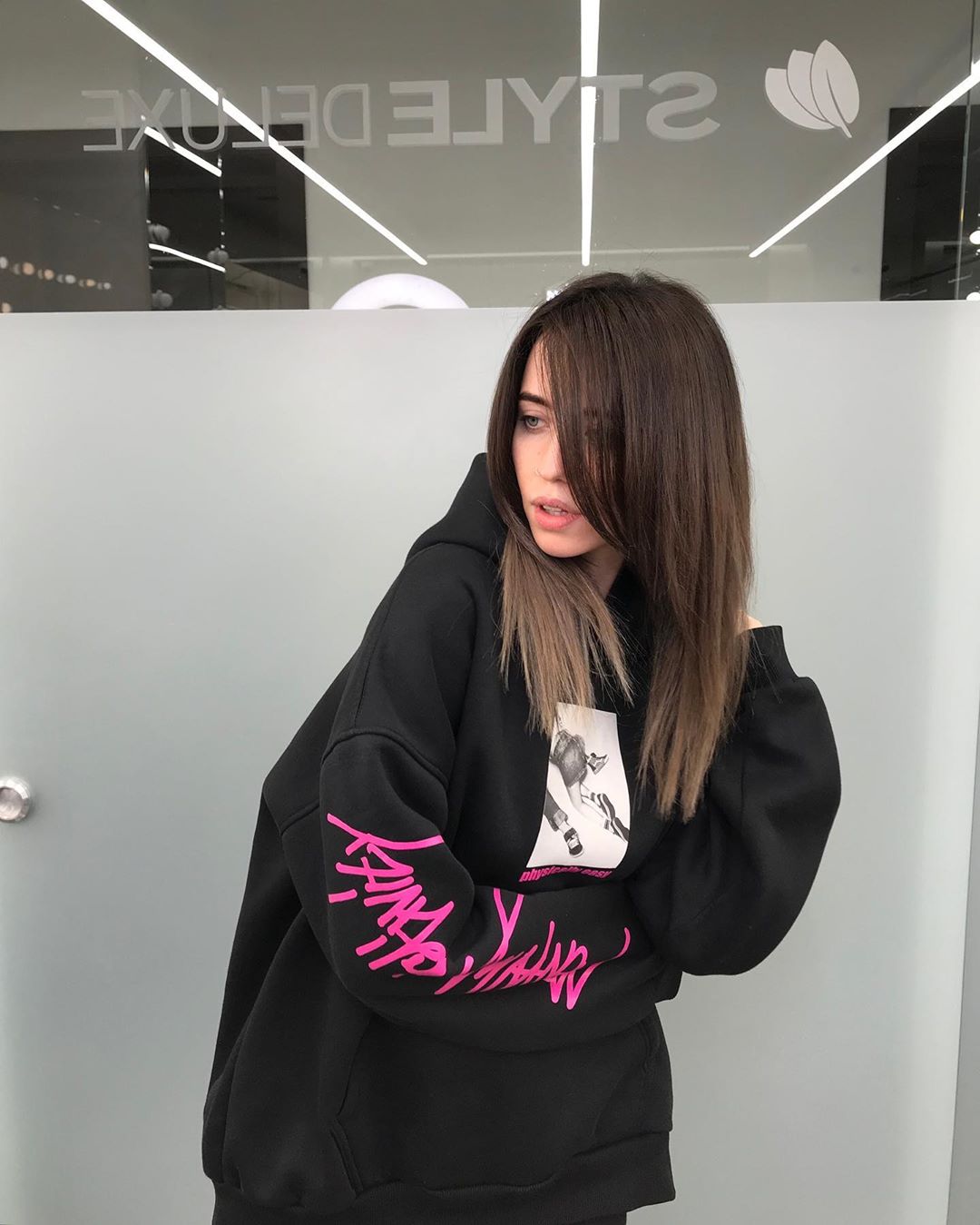 Надя Дорофєєва в кокетливому топі на одне плече підкорила трендовим луком на весну-2020