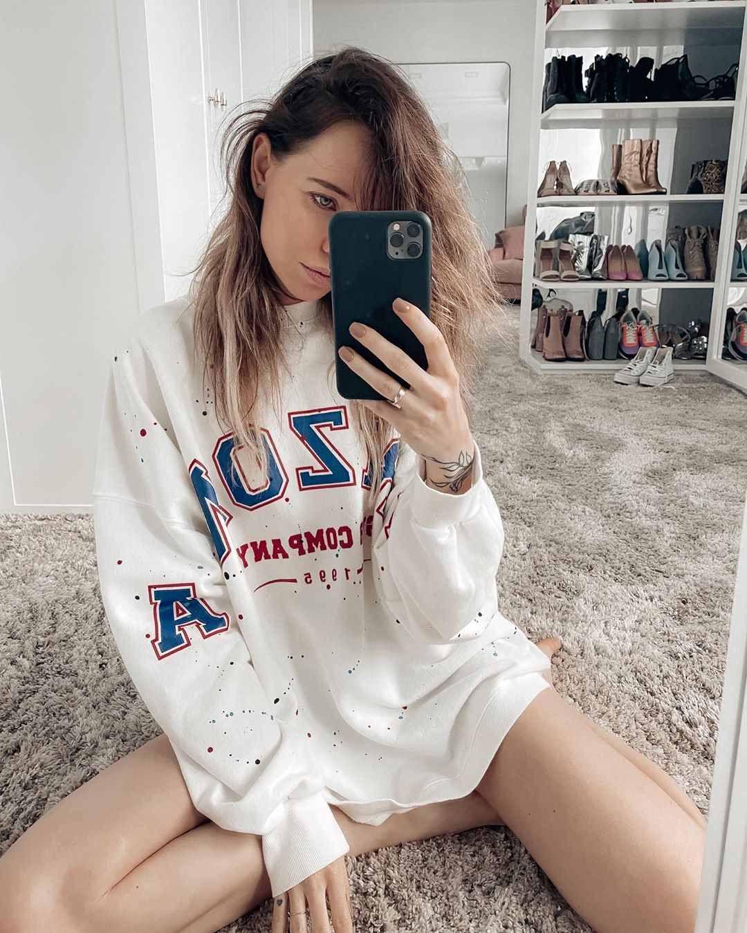 Надя Дорофєєва в мікро-шортах з леопардовим принтом показала спокусливі вигини