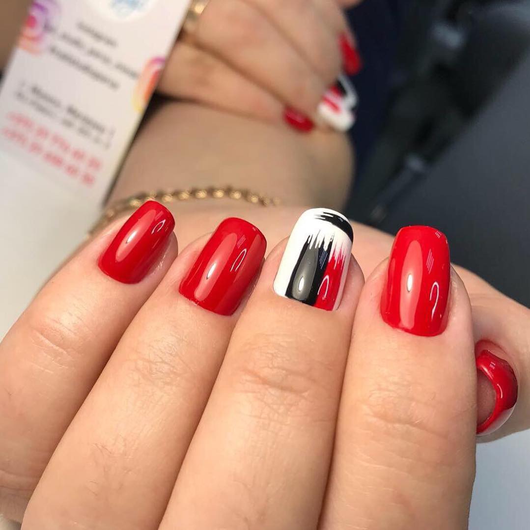 Brush stroke nails: небрежные художества на ногтях снова в тренде