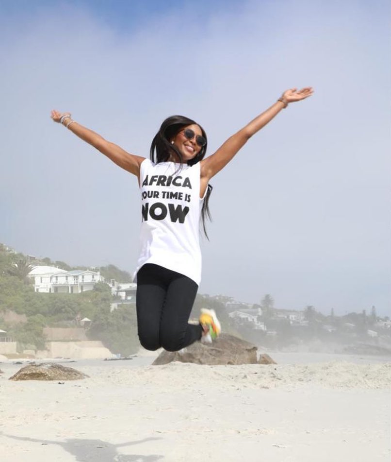 Просто и стильно: 49-летняя Наоми Кэмпбелл подчеркнула стройную фигуру ярким летним нарядом