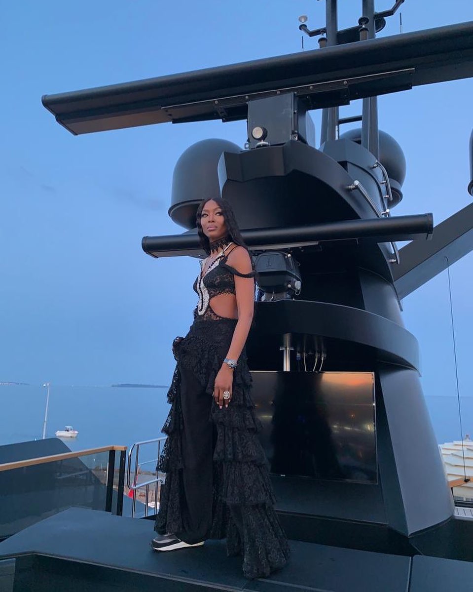 В мереживі і кросівках: Наомі Кемпбелл показала стильний наряд і розкішну фігуру