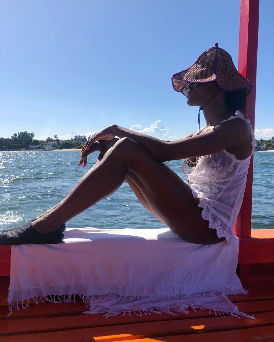 Горячо! Наоми Кэмпбелл и Белла Хадид зажигают в откровенной съемке для известного бренда