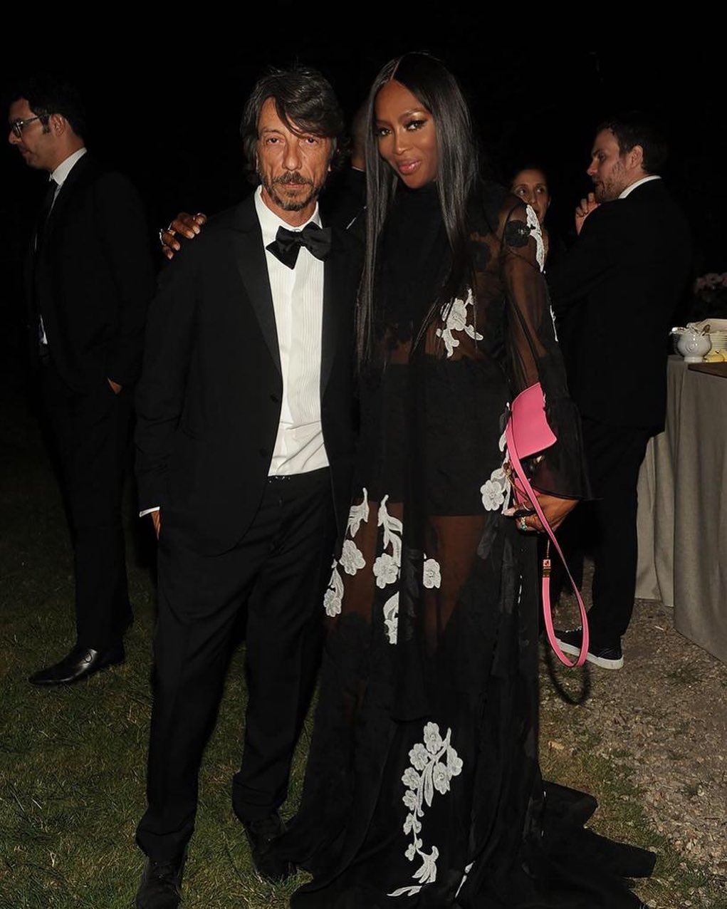 49-летняя Наоми Кэмпбелл подчеркнула стройную фигуру "голым" платьем от Valentino