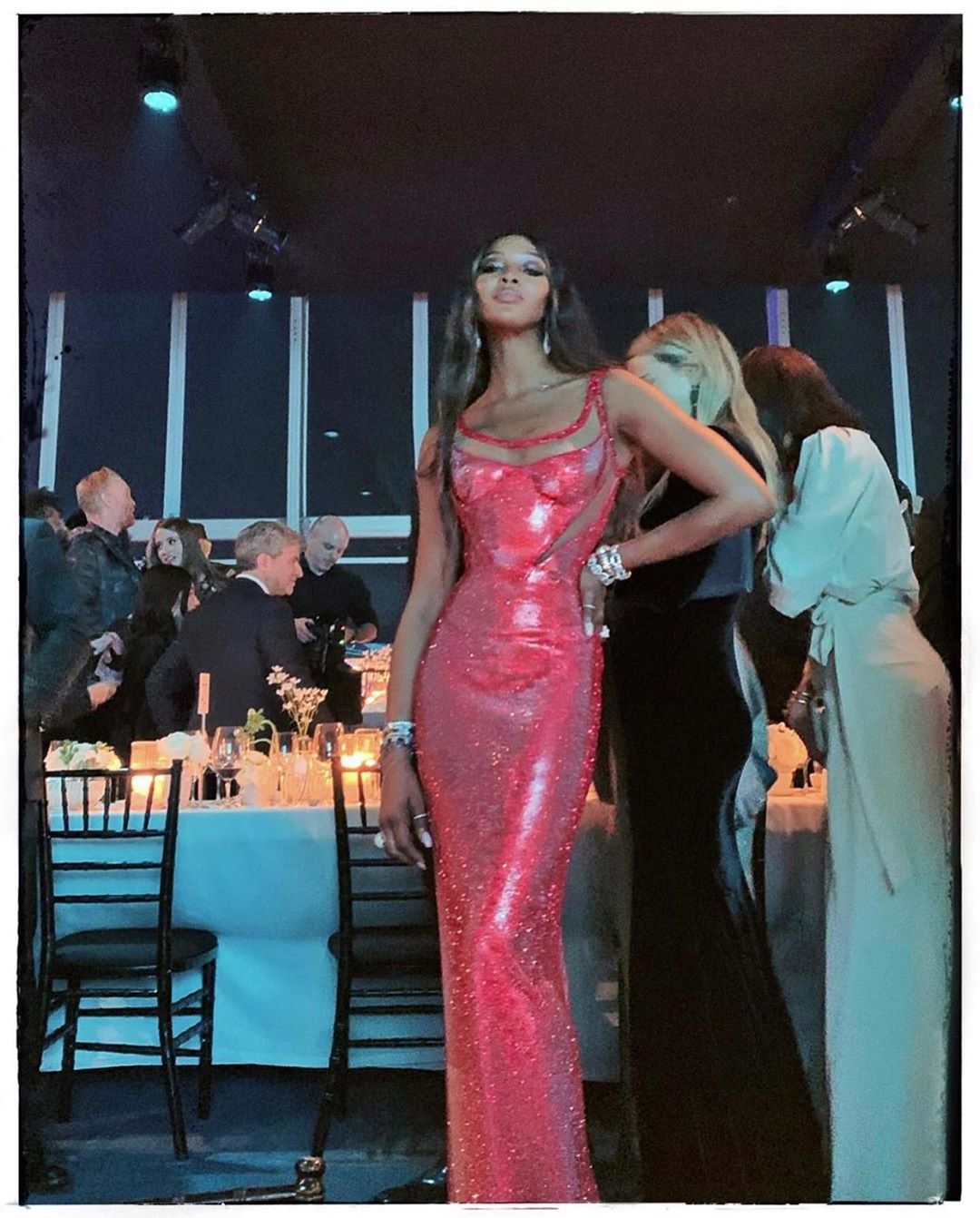 Шик и блеск: 49-летняя Наоми Кэмпбелл покорила идеальной фигурой в роскошном платье