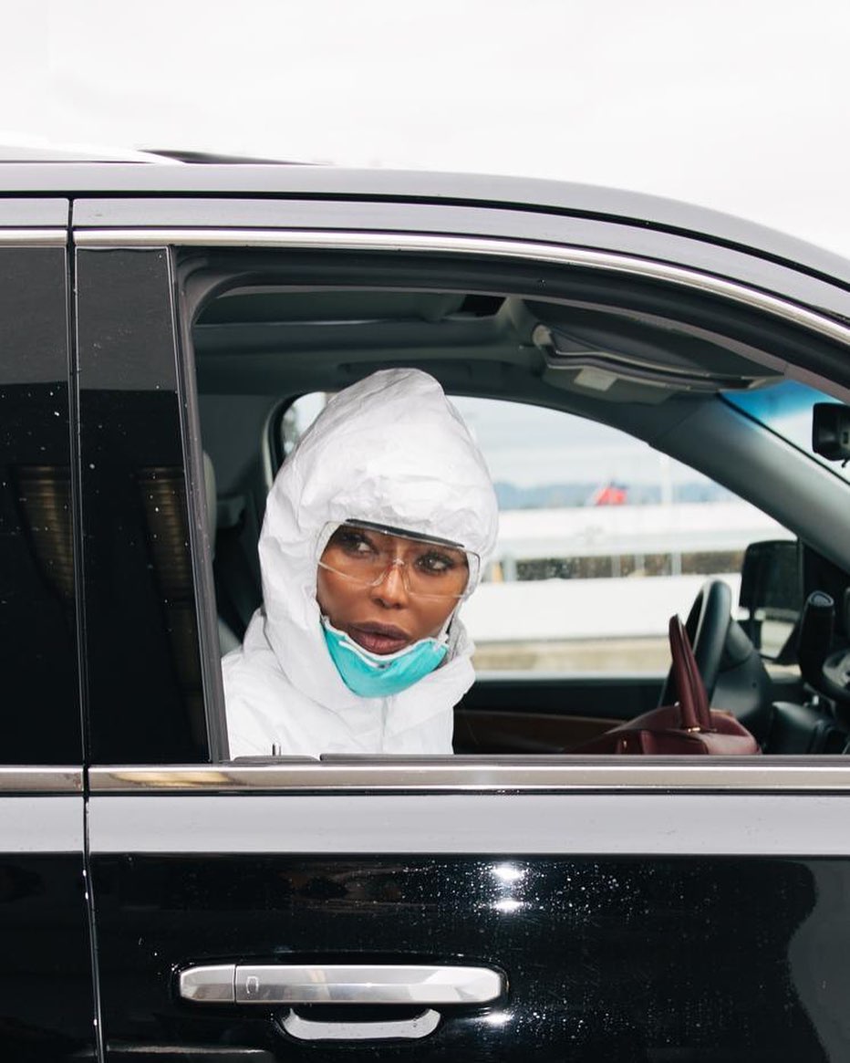 В захисному костюмі, масці і рукавичках: Наомі Кемпбелл демонструє найбільш актуальний образ для перельотів