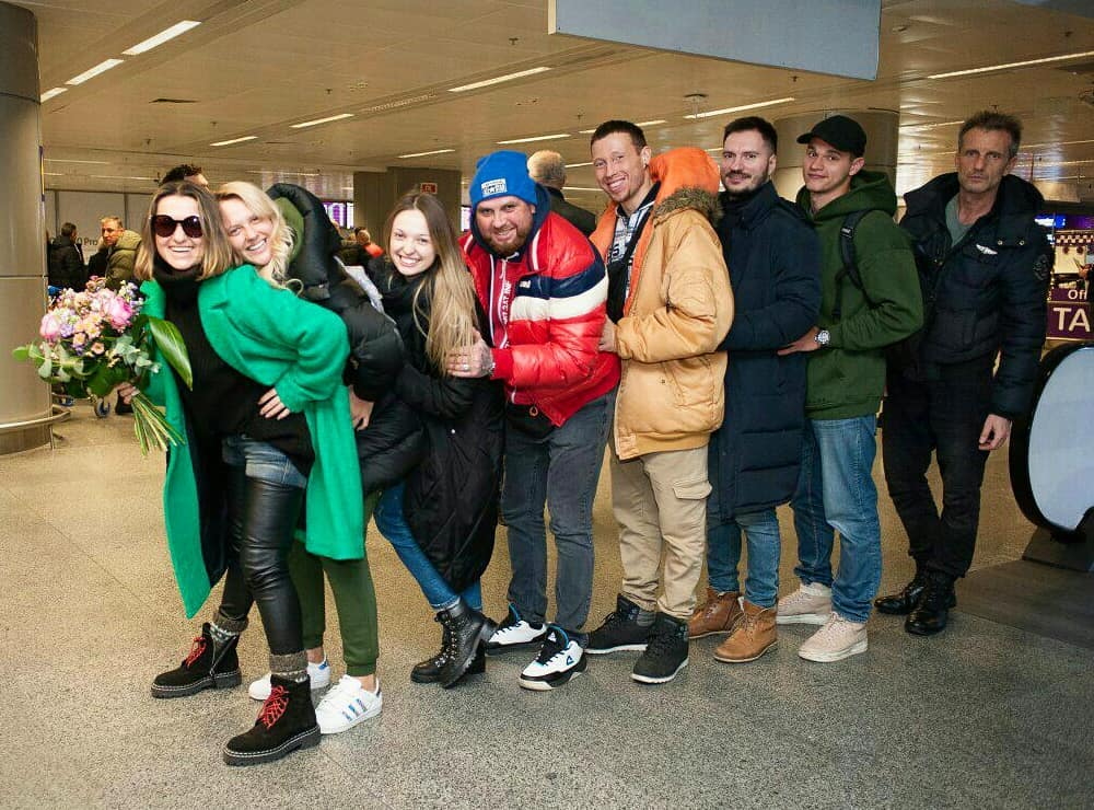 В кожаных легинсах: Наталья Могилевская устроила "модную фотосессию" на контрольной ленте в аэропорту