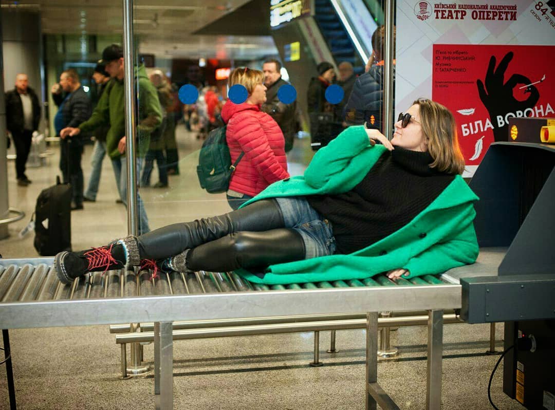 В кожаных легинсах: Наталья Могилевская устроила "модную фотосессию" на контрольной ленте в аэропорту