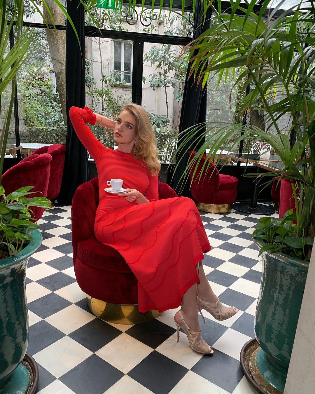 Словно школьница: Наталья Водянова демонстрирует точеную фигуру в эффектном мини