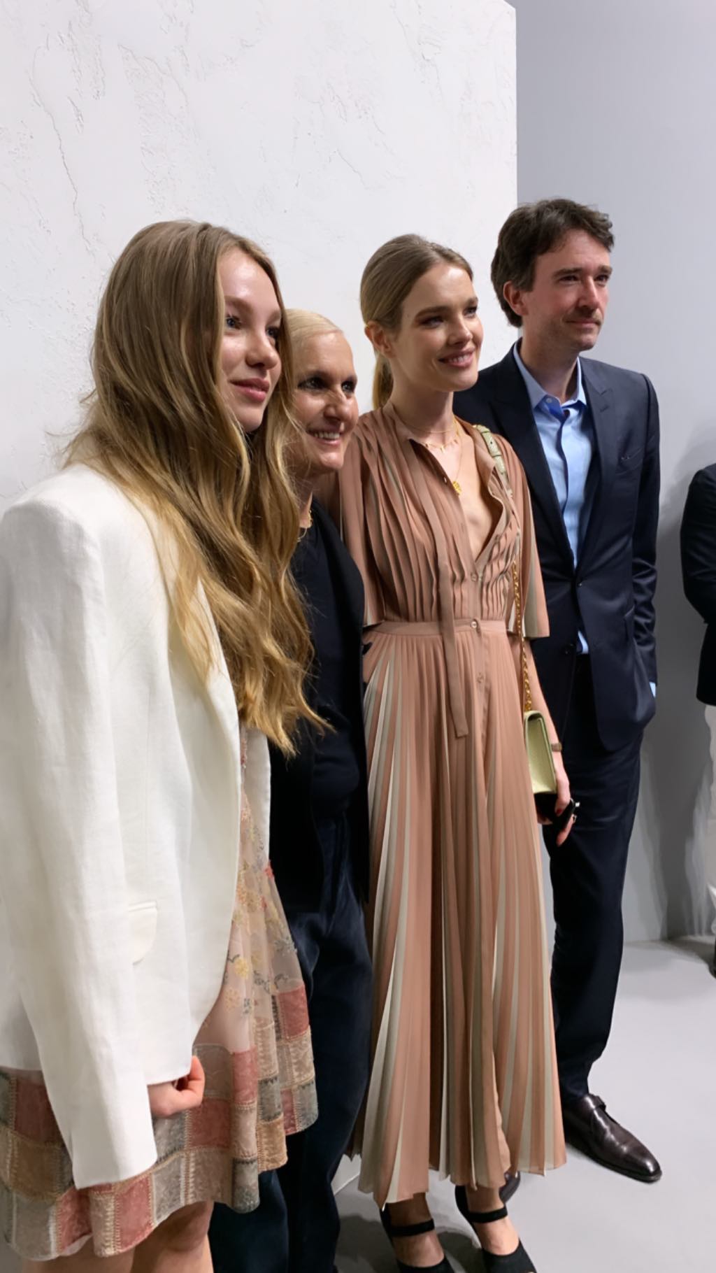 Нежно и изысканно: Наталья Водянова отправилась на показ Dior с сестрой