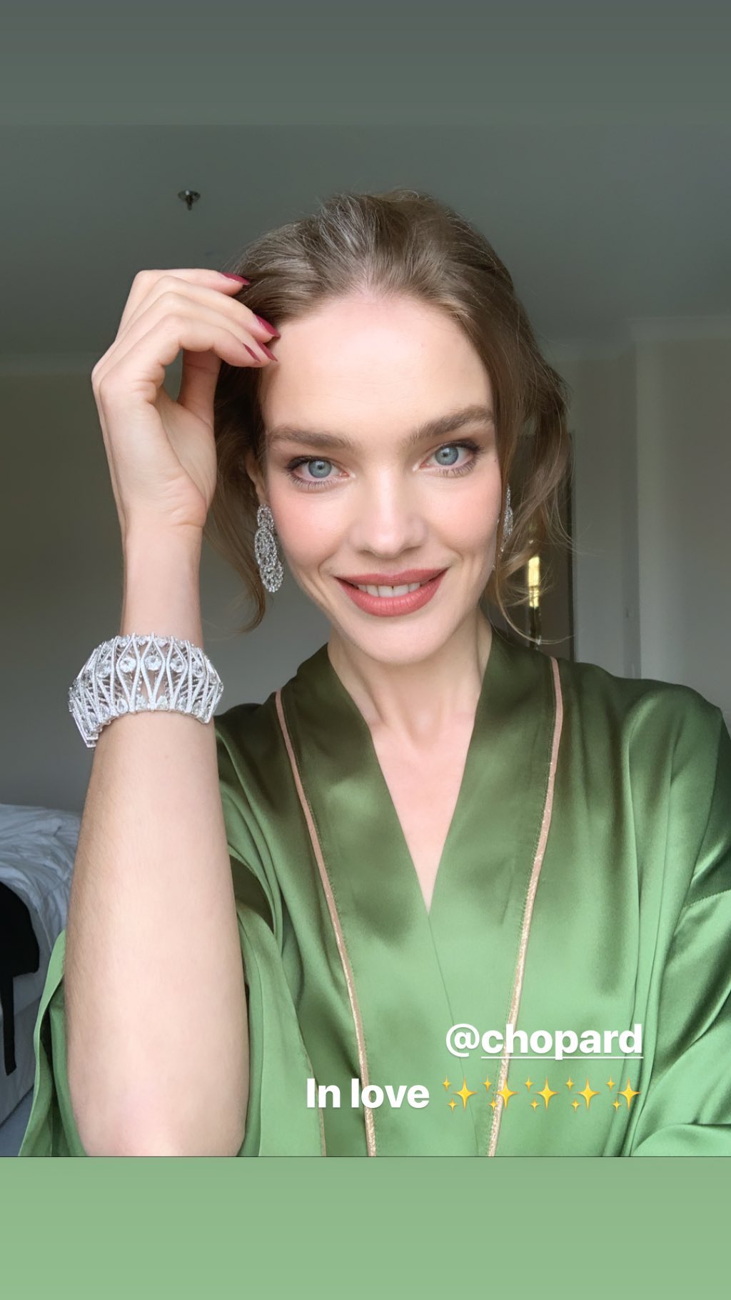 Ослепительна: Наталья Водянова покорила Канны роскошным нарядом от Versace