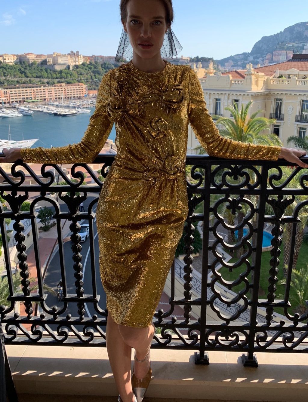 У золотому сяйві: Наталія Водянова вирушила в Монако в сліпучому платті Burberry