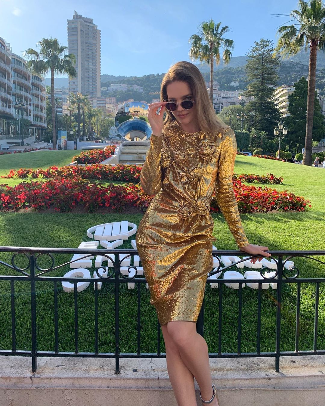 У золотому сяйві: Наталія Водянова вирушила в Монако в сліпучому платті Burberry