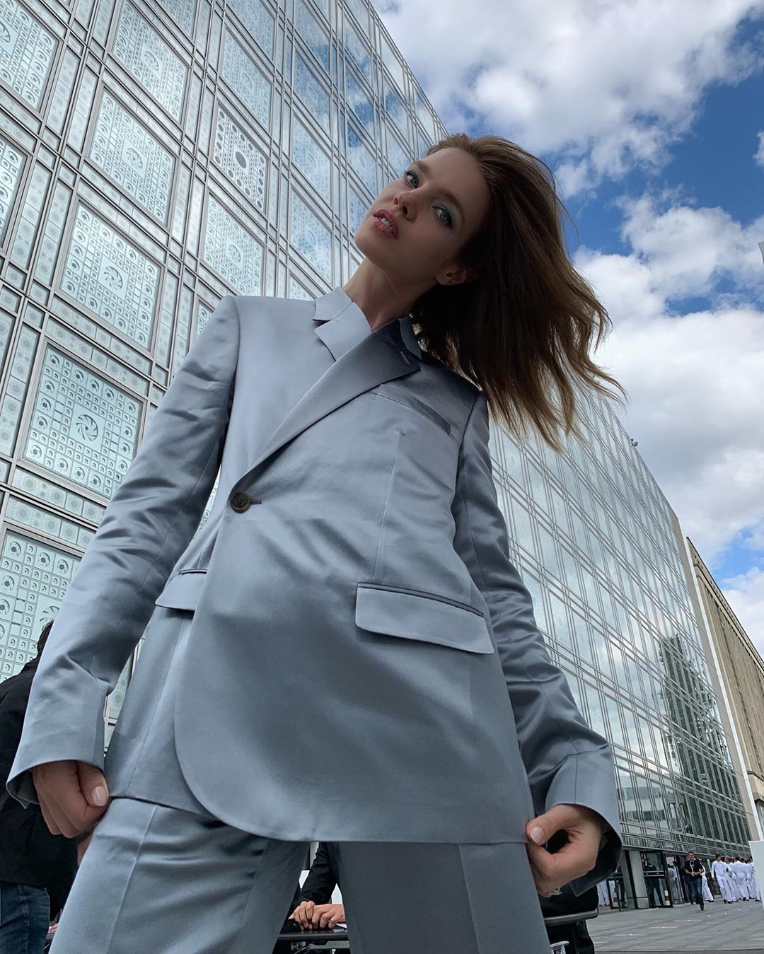 Прилив нежности: Наталья Водянова блистает в Париже в стильном комбинезоне от знаменитого дизайнера