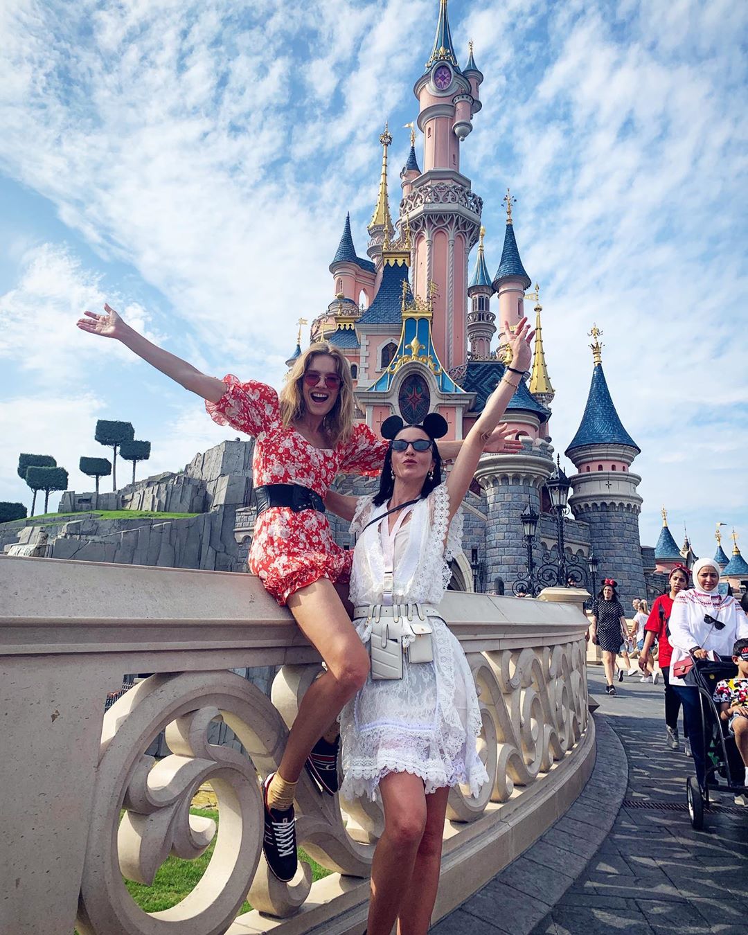 У відвертому міні і кросівках: Наталія Водянова блиснула стрункими ногами і тонкою талією