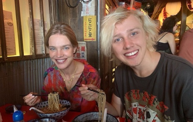 Вона точно їх мама? Наталя Водянова захопила схожістю з дітьми-підлітками і молодістю