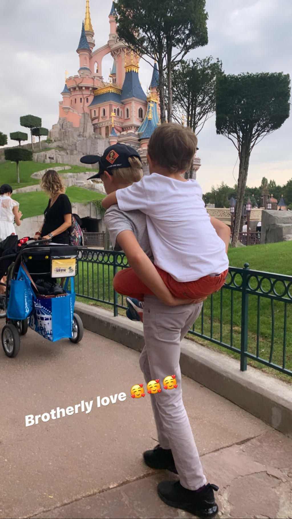 У відвертому міні і кросівках: Наталія Водянова блиснула стрункими ногами і тонкою талією