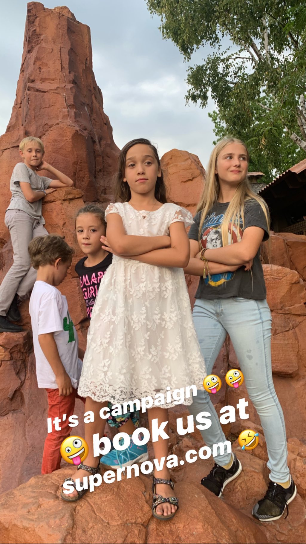 У відвертому міні і кросівках: Наталія Водянова блиснула стрункими ногами і тонкою талією