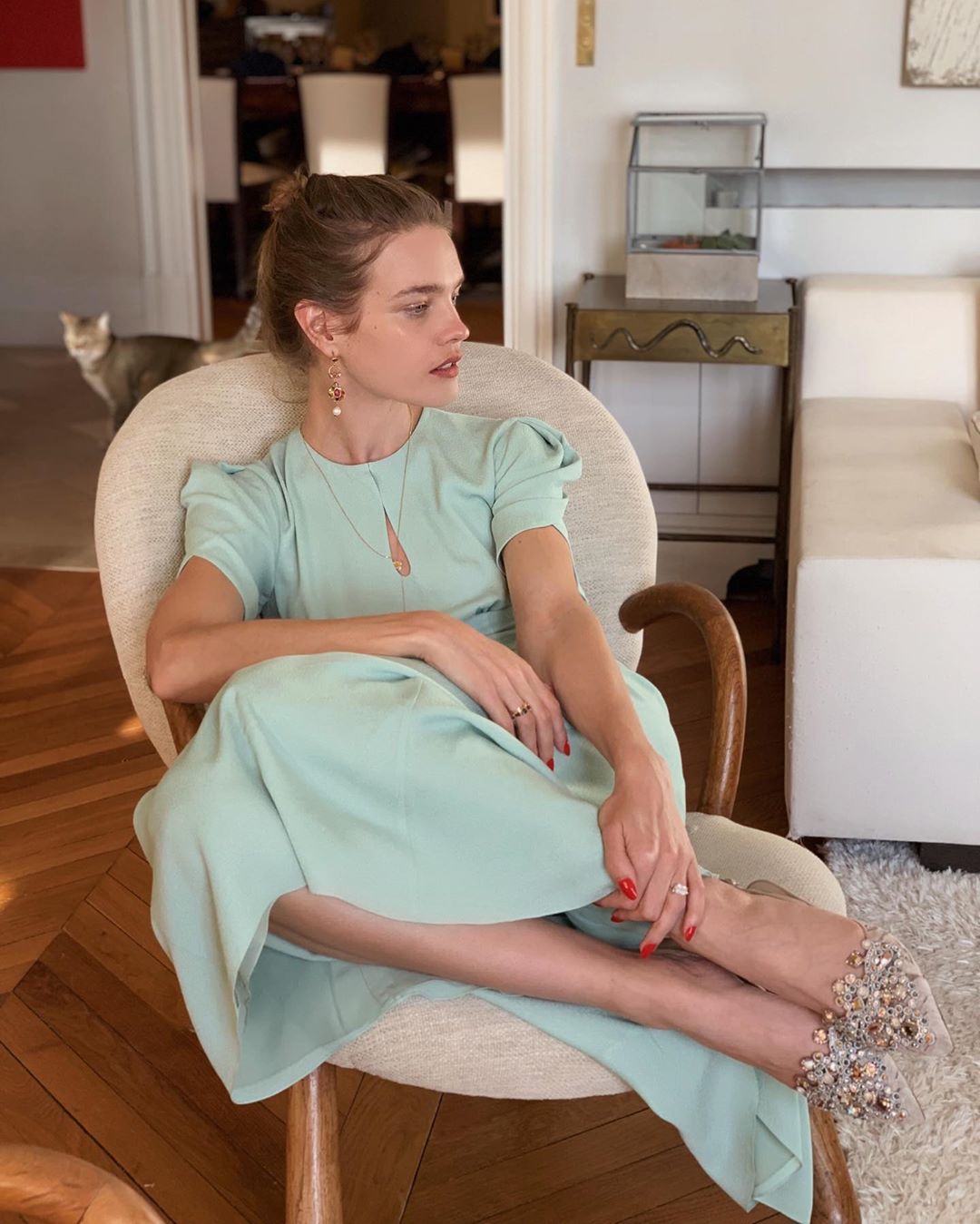 Роскошна даже дома: Наталья Водянова учит носить вещи в пижамном стиле