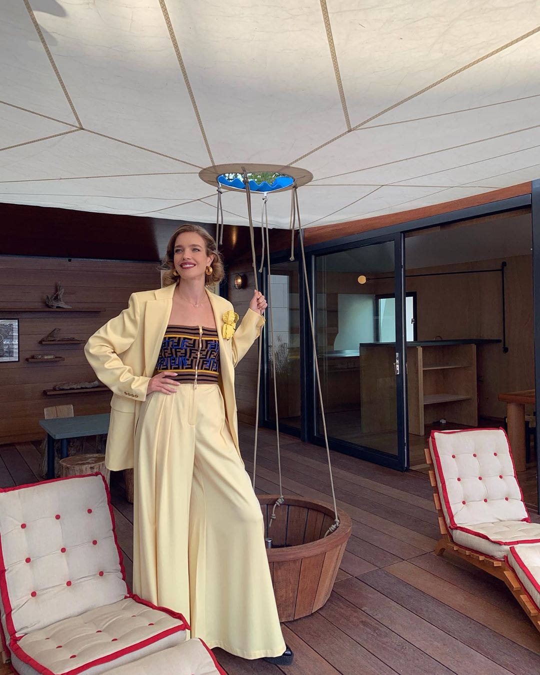 Какая же она стройная! Наталья Водянова показала безупречную фигуру в стильном костюме