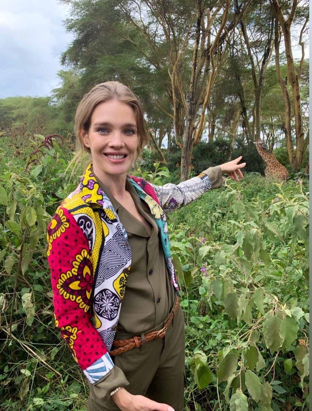 Модель и в Африке модель: Наталья Водянова восхитила совершенным телом в стильном комбинезоне