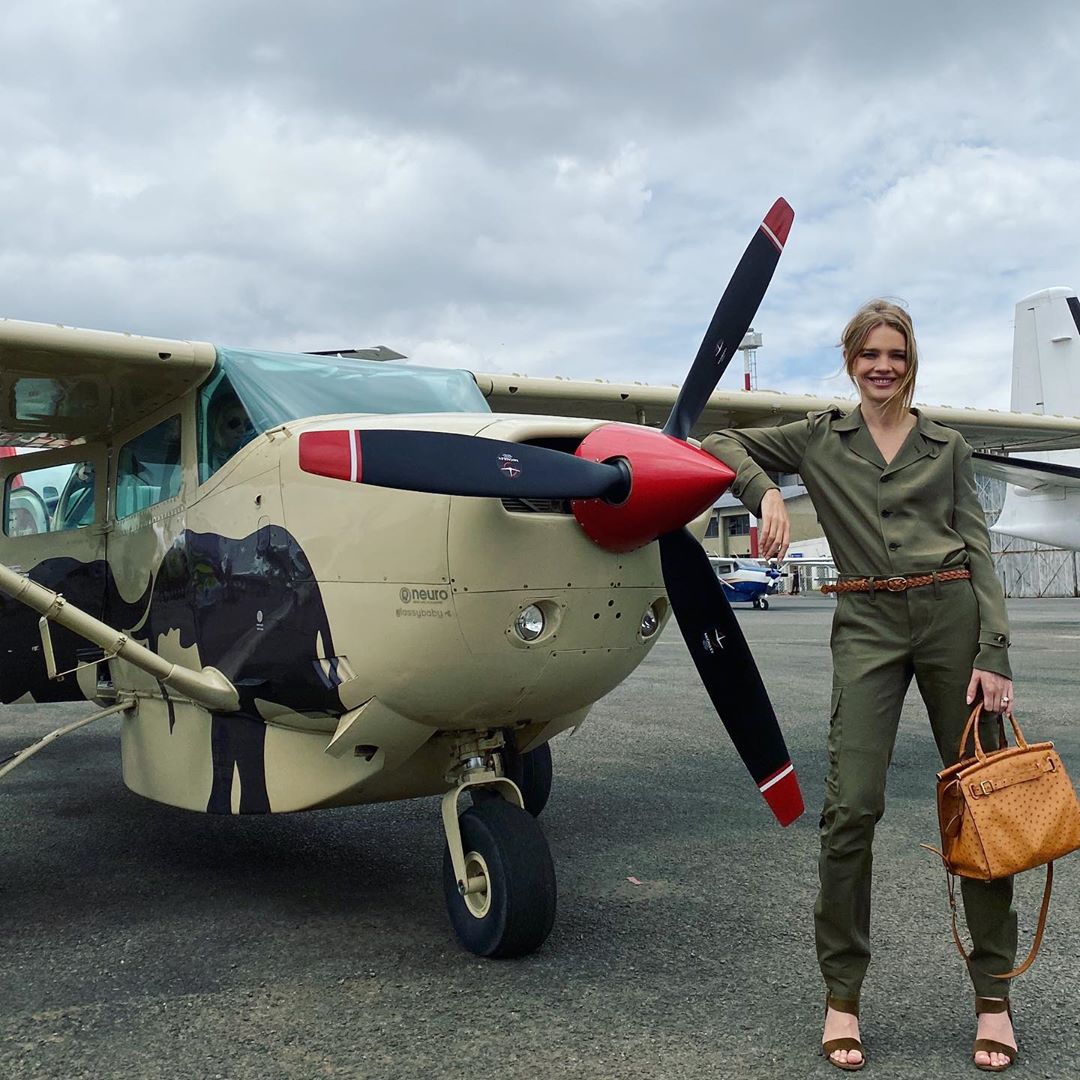 Модель и в Африке модель: Наталья Водянова восхитила совершенным телом в стильном комбинезоне