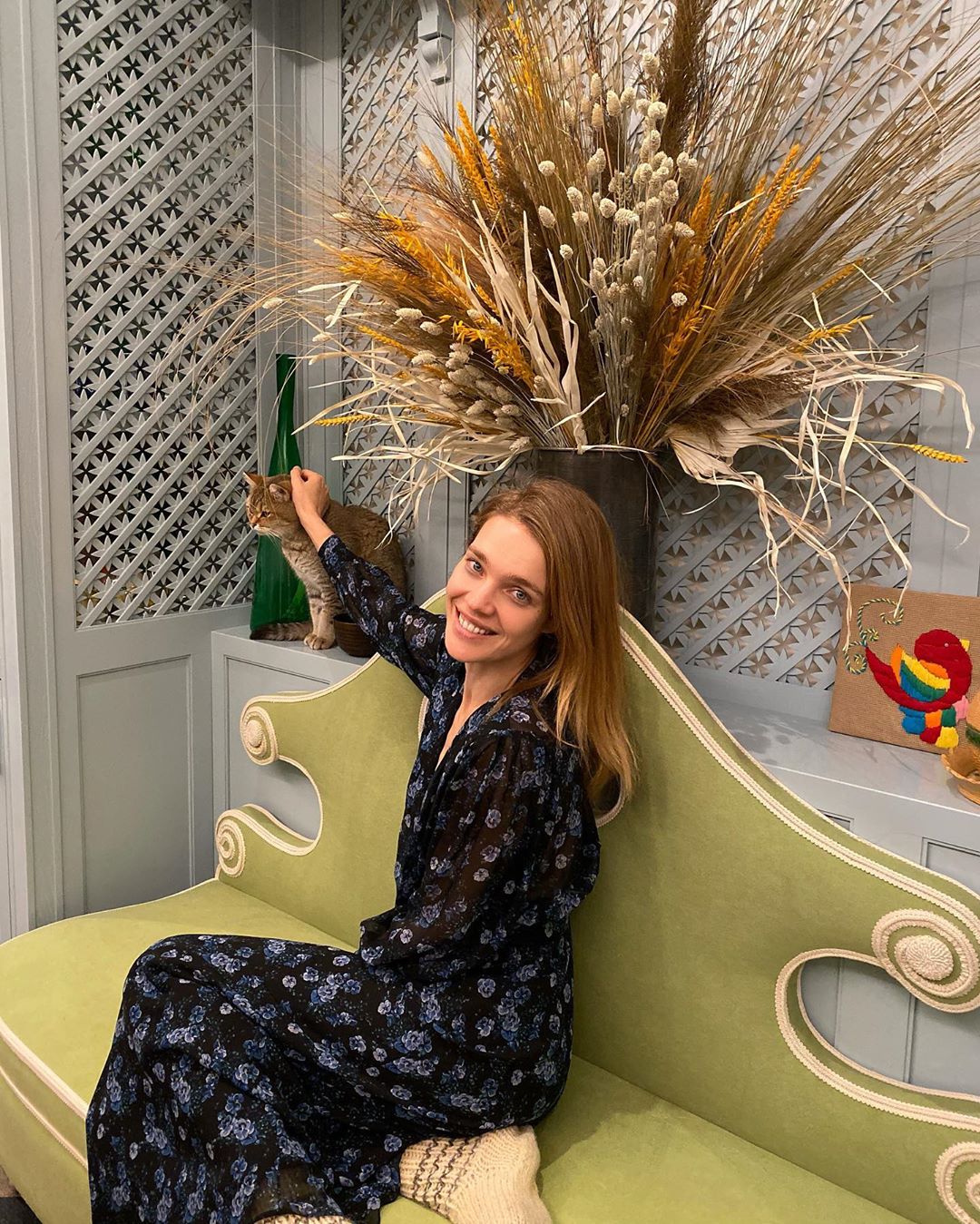 Простое платье и вязаные носки: Наталья Водянова показала, в чем ходит дома