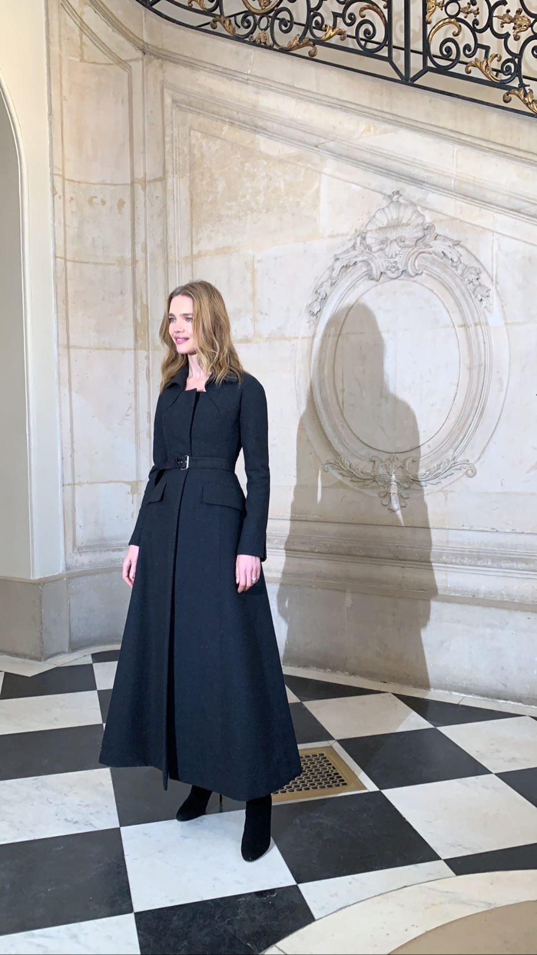 Надо брать: Наталья Водянова демонстрирует самое модное пальто весны