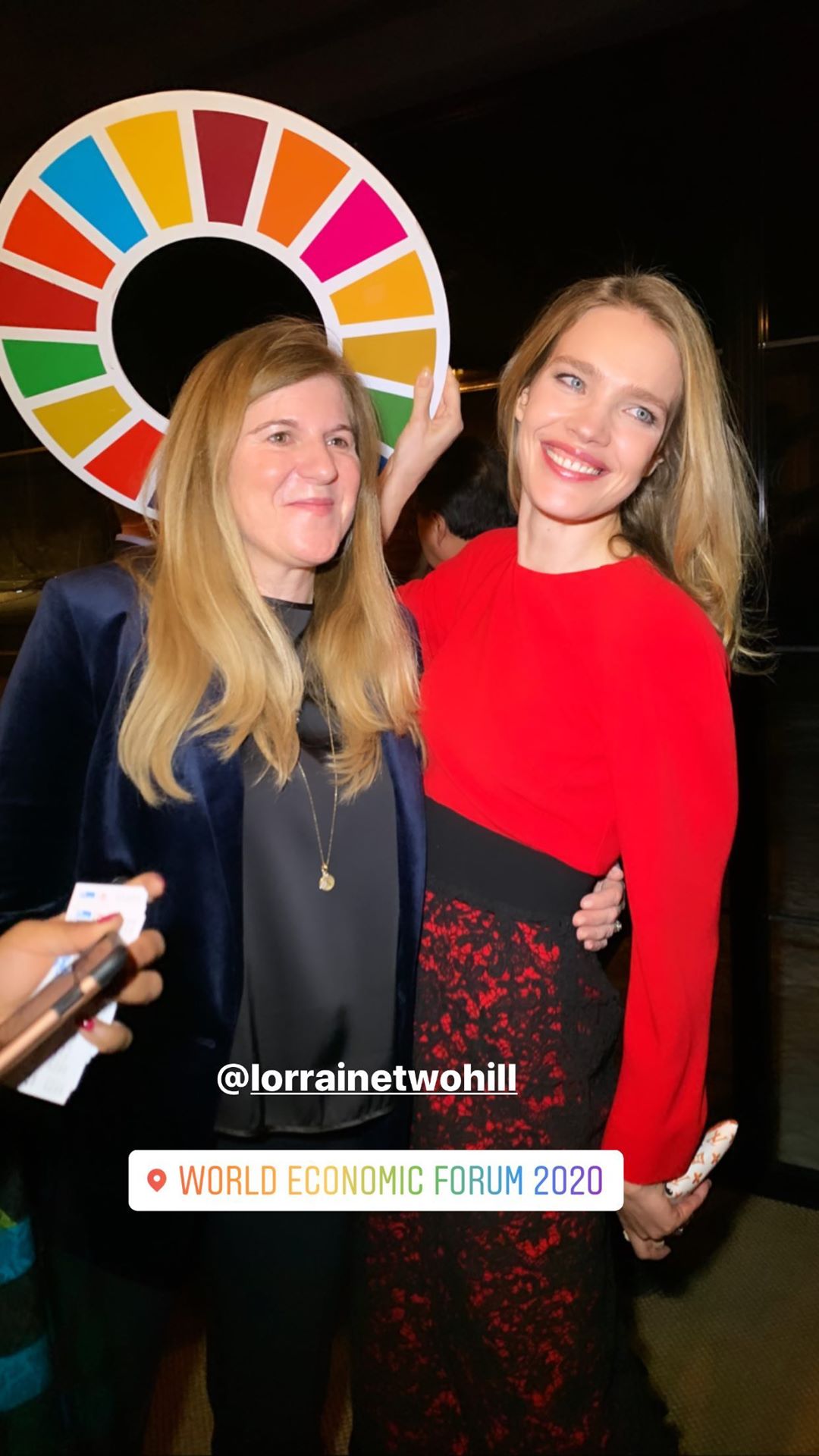 Мини и ботфорты на шпильках: Наталья Водянова блеснула стройными ногами на форуме в Давосе