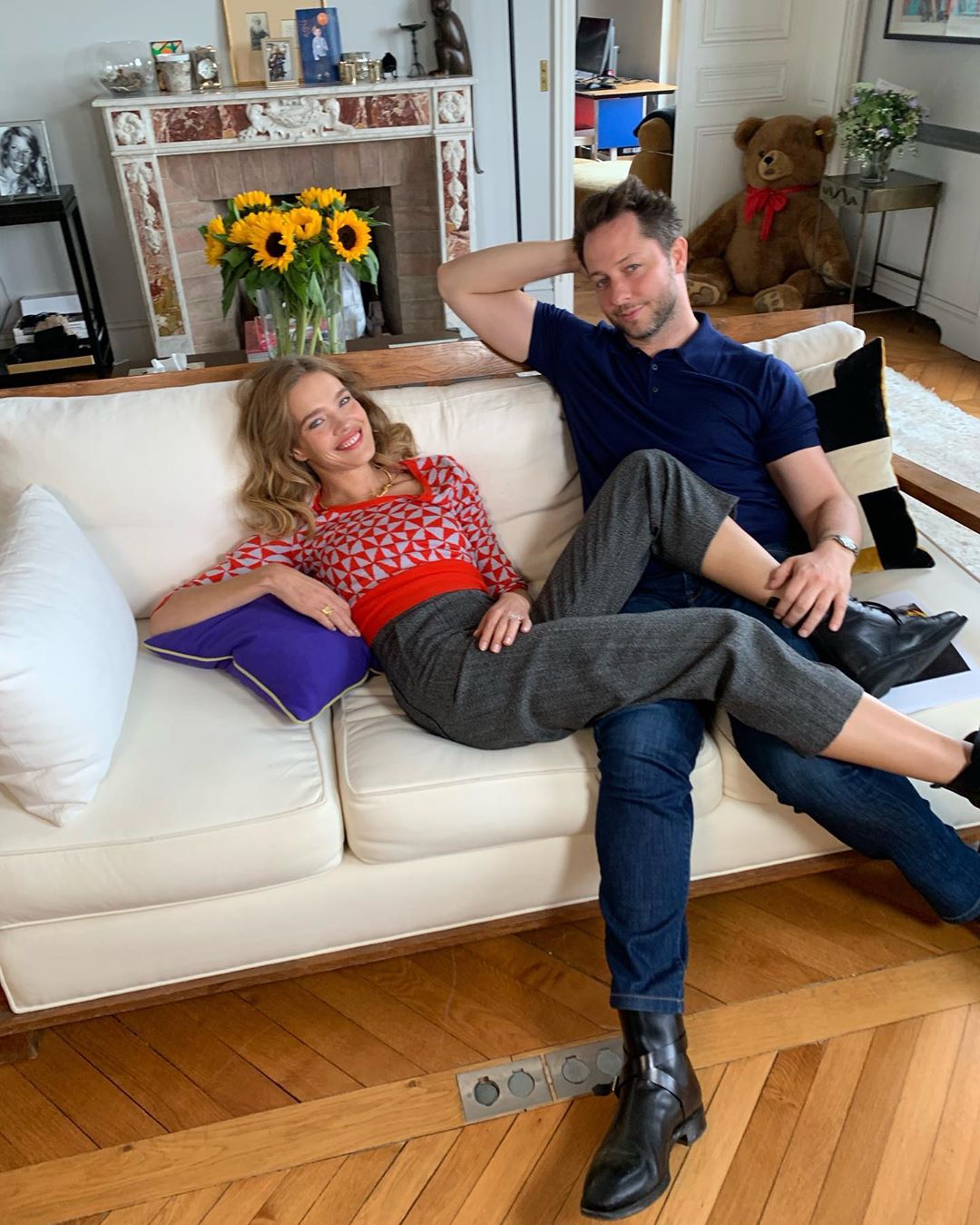 Простое платье и вязаные носки: Наталья Водянова показала, в чем ходит дома