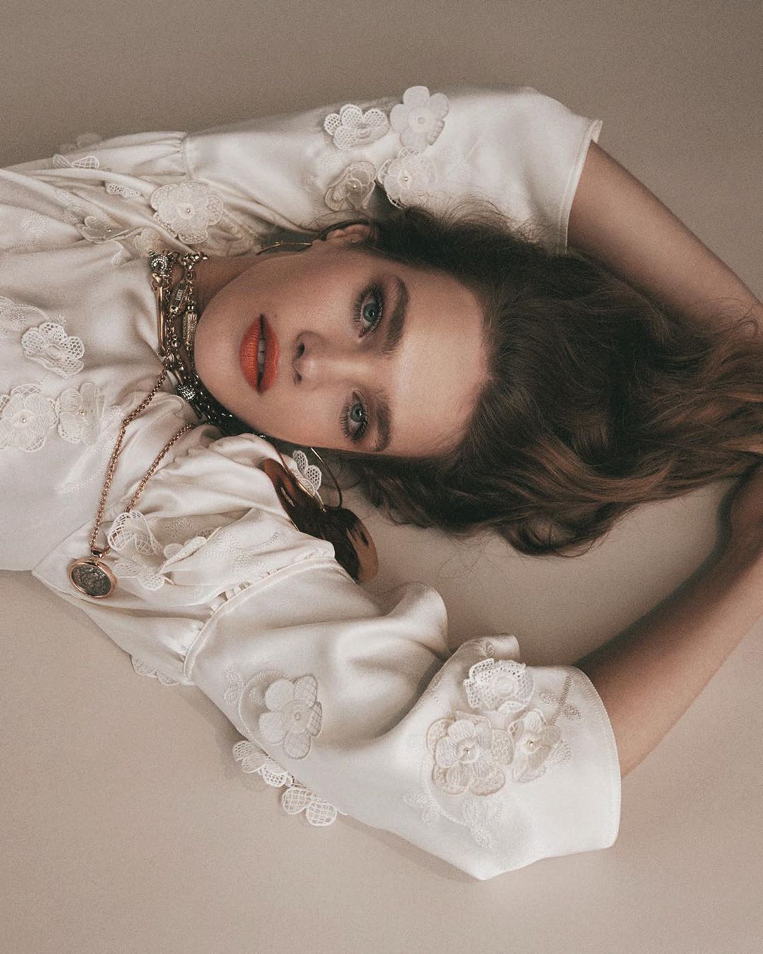 Готується до весілля? Наталя Водянова красується в білосніжному платті і з яскравим макіяжем