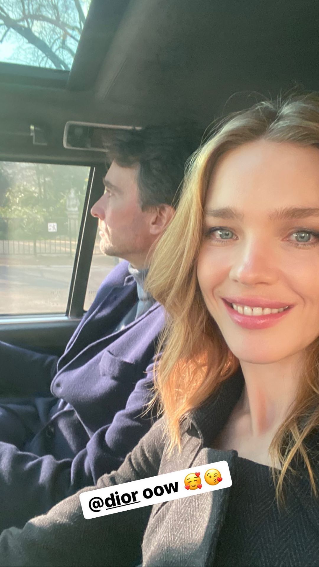 Надо брать: Наталья Водянова демонстрирует самое модное пальто весны