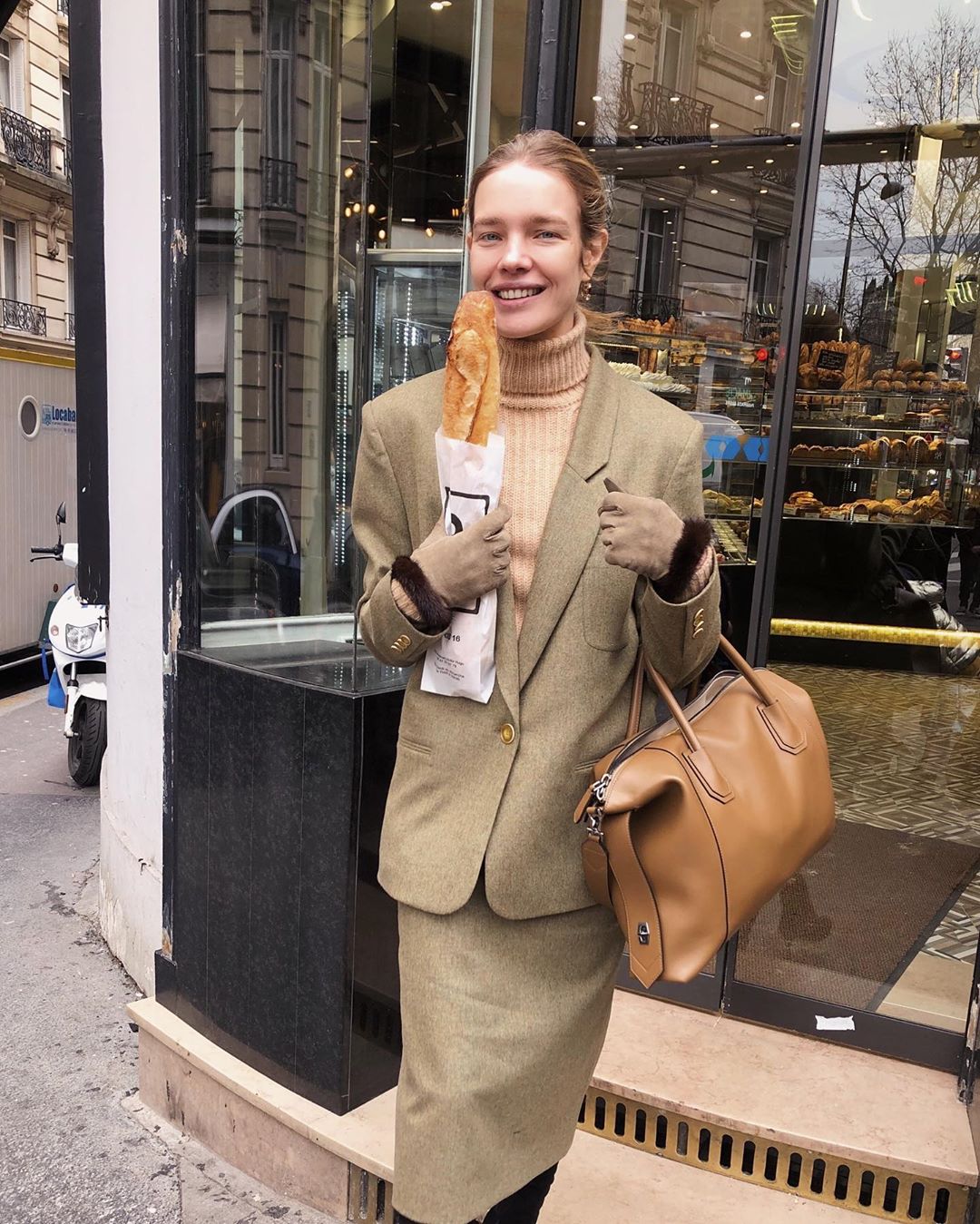 Идеально на весну: Наталья Водянова восхитила точеной фигурой в наряде трендового оттенка