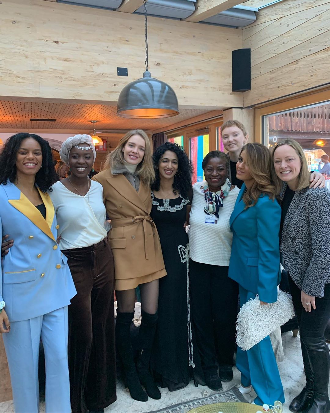 Мини и ботфорты на шпильках: Наталья Водянова блеснула стройными ногами на форуме в Давосе