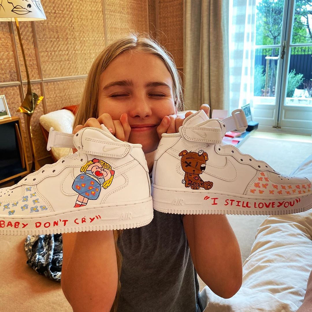 В "зефирном" костюме и черных кедах: Наталья Водянова похвасталась стройной фигурой в необычном наряде