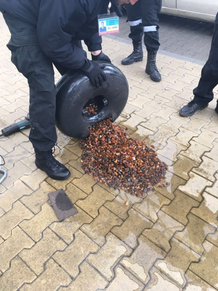 Пограничники пресекли контрабанду янтаря на границе с Польшей