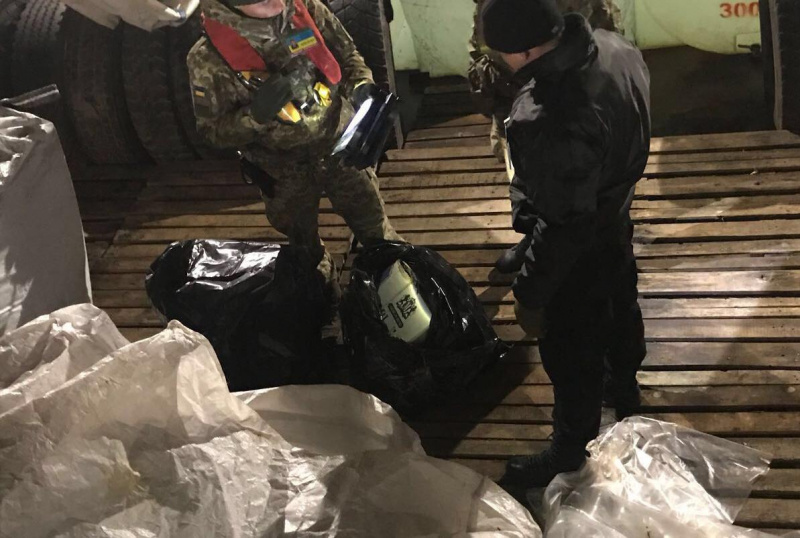 У Чорному морі затримано іноземне судно з понад 1,7 тис. ящиками цигарок