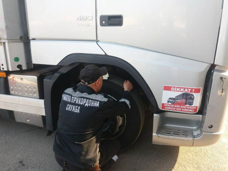 Пограничники задержали двух иностранцев и грузовик, разыскиваемых Интерполом