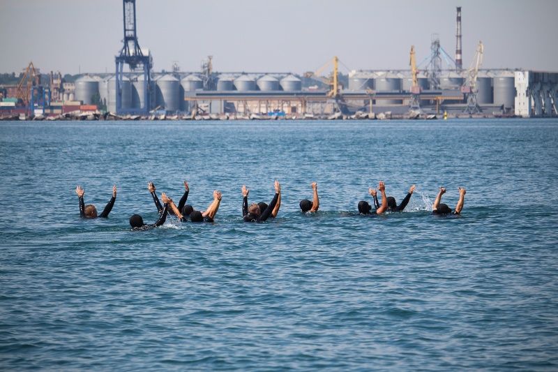 Военные учения "Си Бриз 2018": пограничники отработали прыжки в воду без парашюта