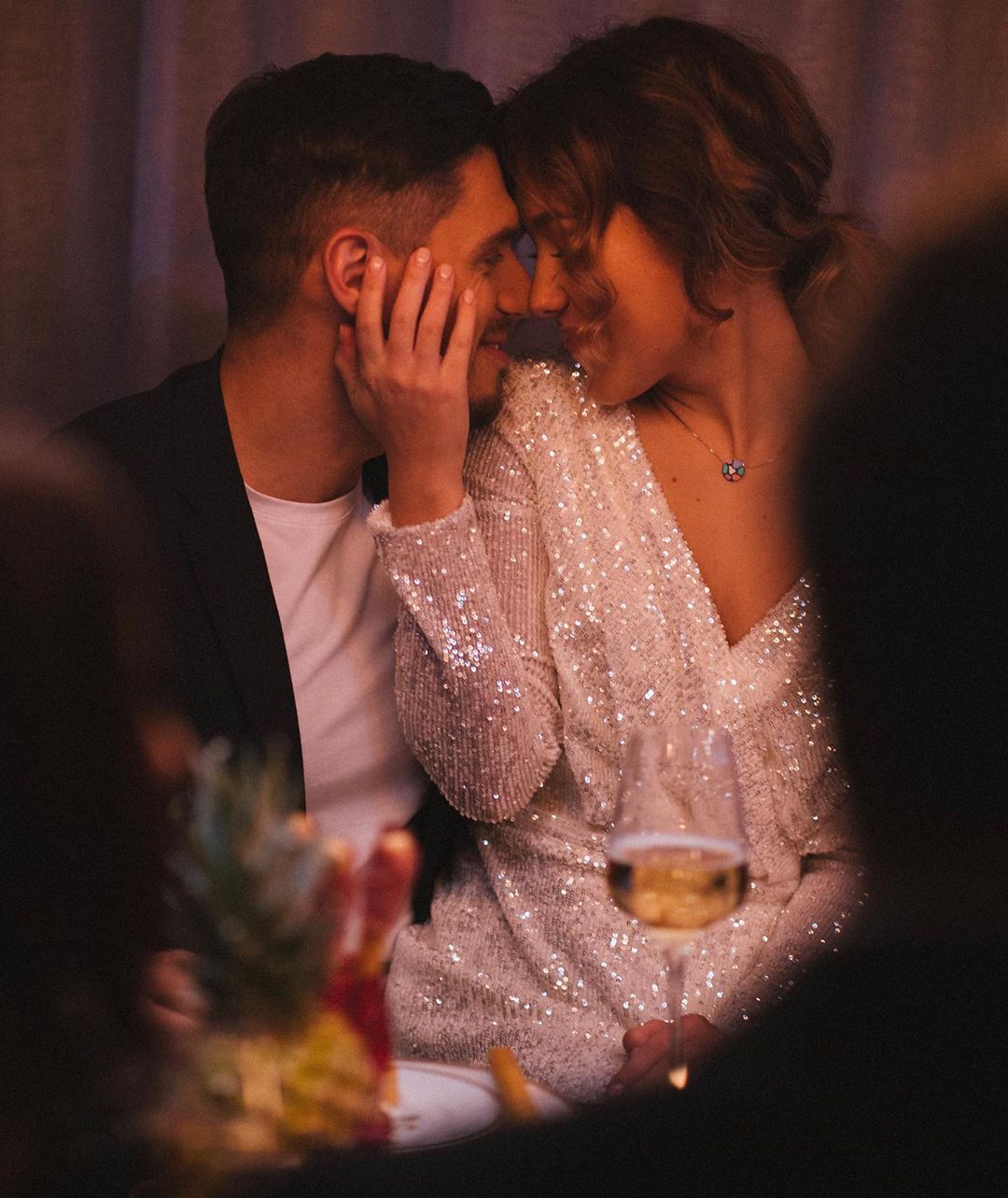 Холостяк 9 с возлюбленной взволновали любовью на новогоднем фото