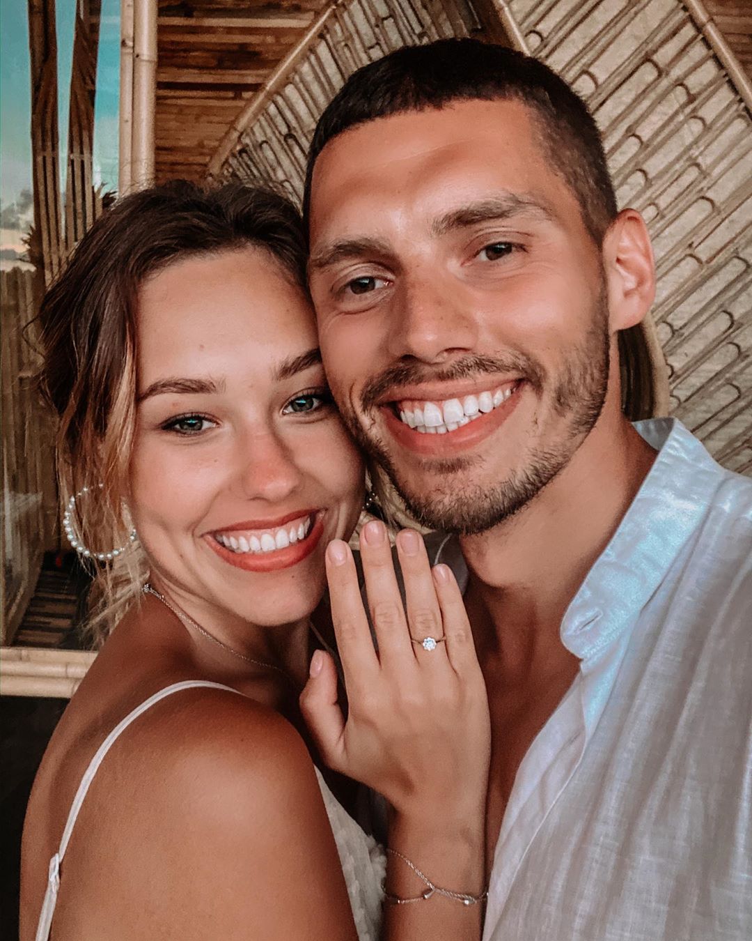 Наконец-то: Холостяк 9 сделал предложение избраннице (видео)