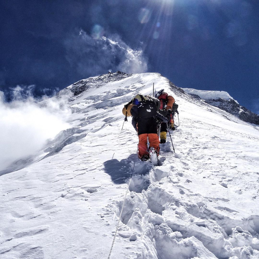 На Эвересте массово гибнут туристы: что происходит