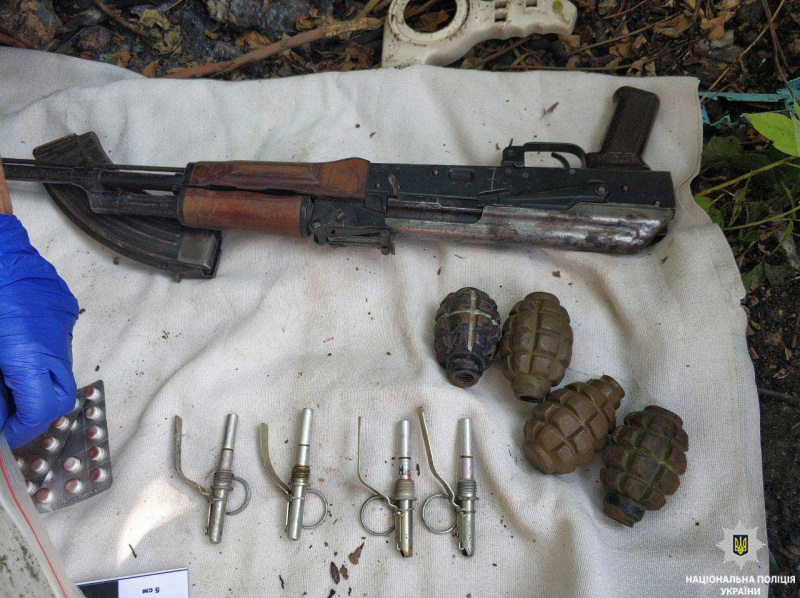 В Кривом Роге в гараже местного жителя обнаружили оружие и наркотики