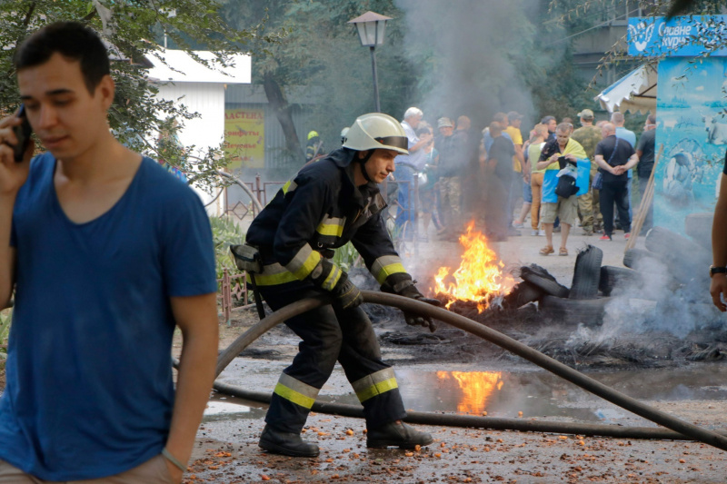 В Днепре произошла драка с муниципальной стражей из-за сноса МАФов