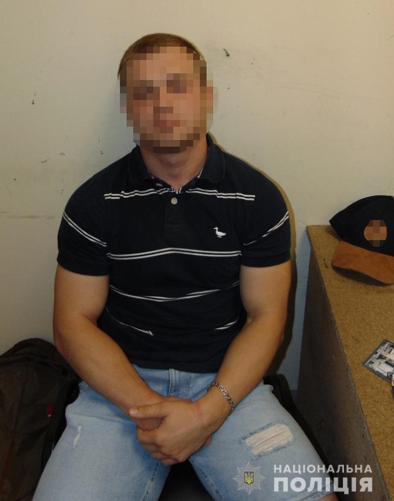 Просто не было денег: в Киеве студент украл из магазина батончиков на 2000 грн