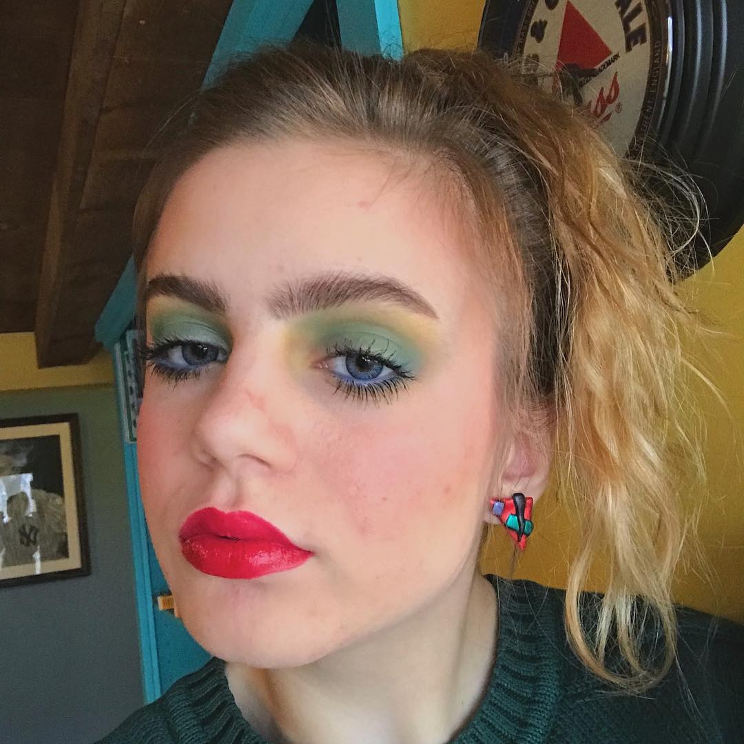 Різнобарвна грайливість: у мережі "сходять з розуму" за макіяжем в стилі 80-х (яскраві фото)