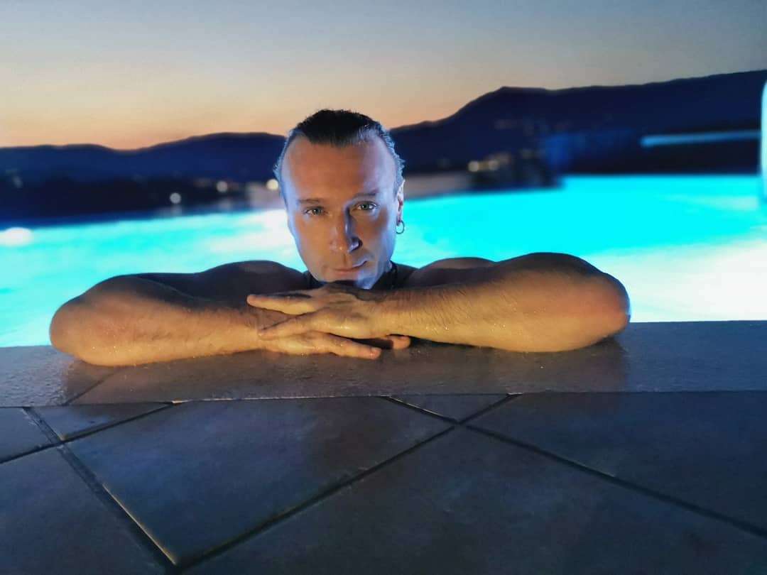 Олег Винник соблазнил украинок мокрым фото