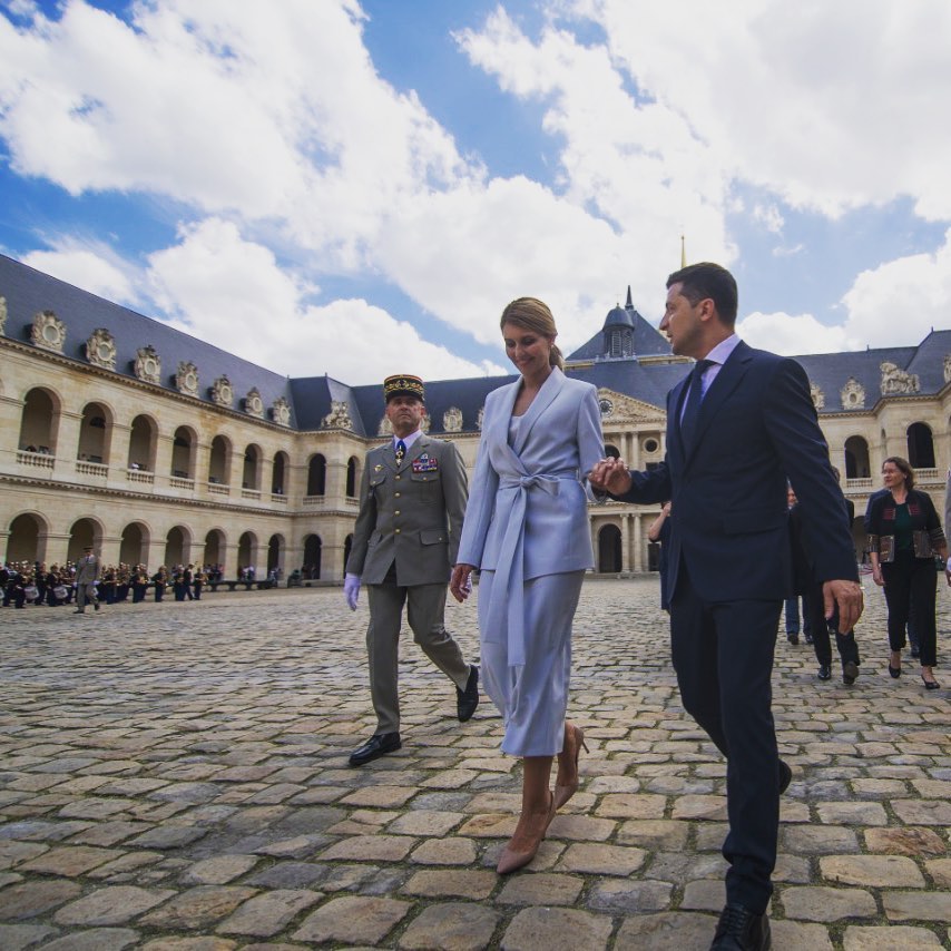 В комбинезоне и кедах: Елена Зеленская показала в Париже стильный кэжуал-образ