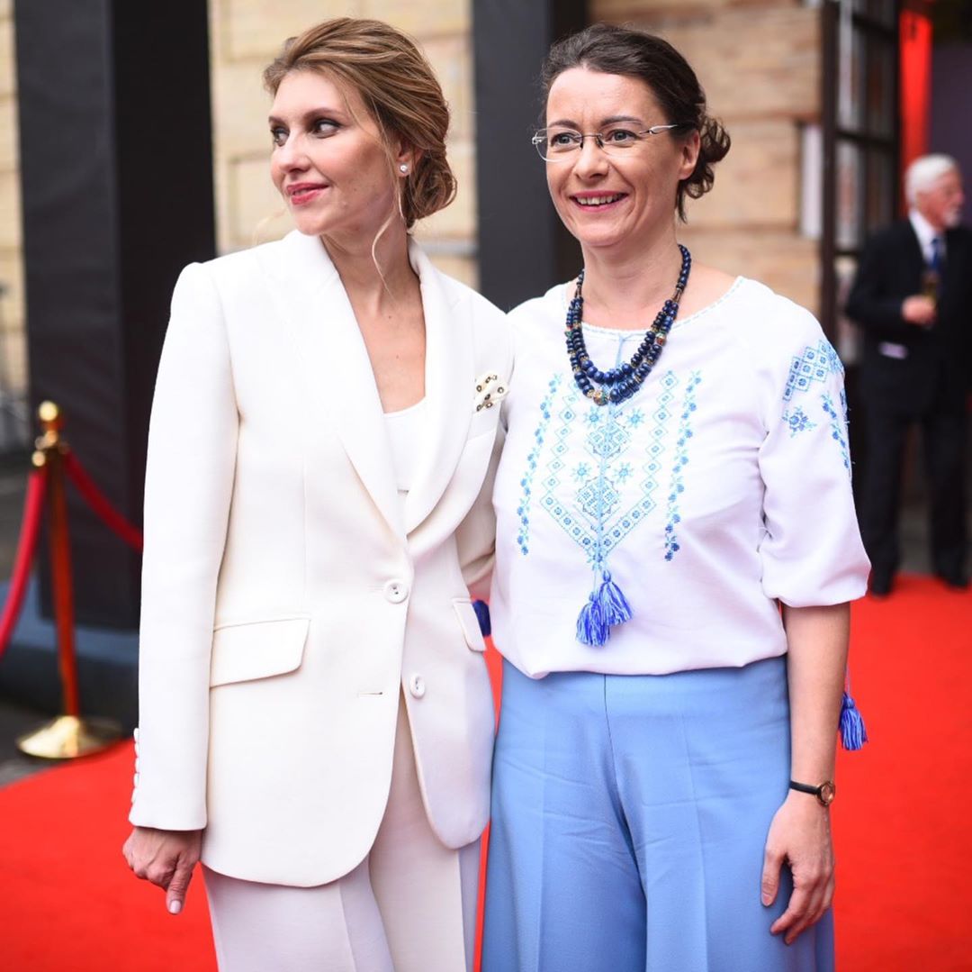 Олена Зеленська показала вдалий приклад урочистого total white образу